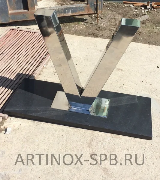 V-образное основание стола из камня и стали — ракурс 3